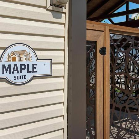 Maple Suite - Main Street Lodge In Берлин Екстериор снимка