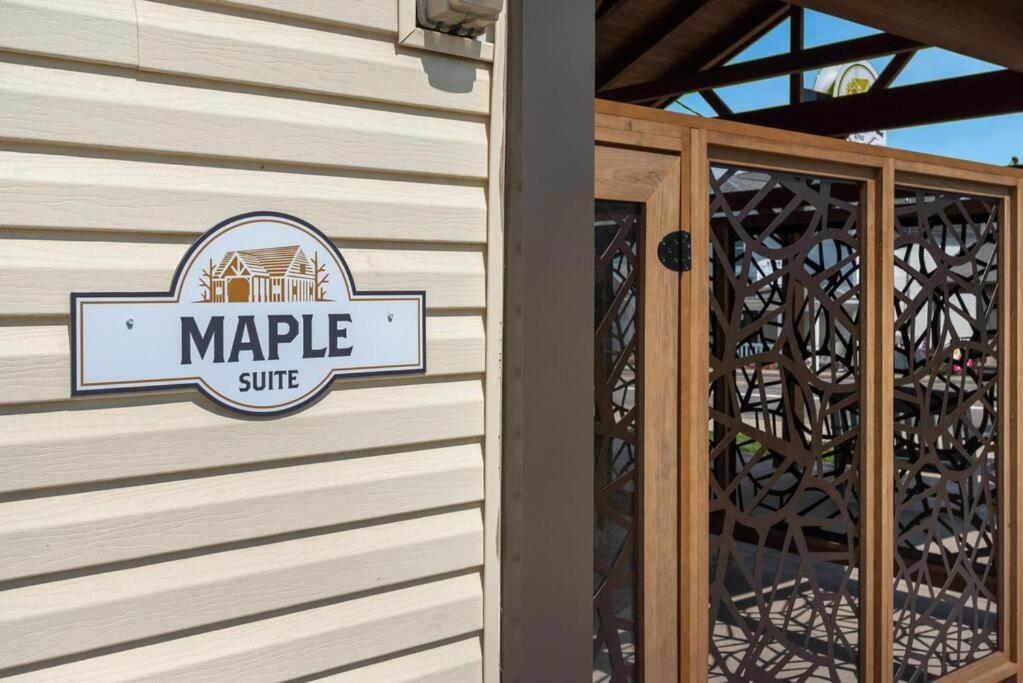 Maple Suite - Main Street Lodge In Берлин Екстериор снимка